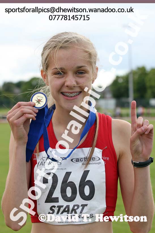 Under-15 girls 800 metres. Photo: David T. Hewitson/Sports for All Pics